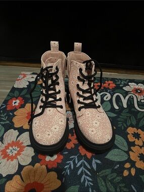 Girls Sz 1 Pink Floral Lace-Up Ankle Boots with Black Sole